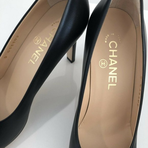 CHANEL Black Leather Cap Toe Pumps Size 37 - Picture 6 of 12